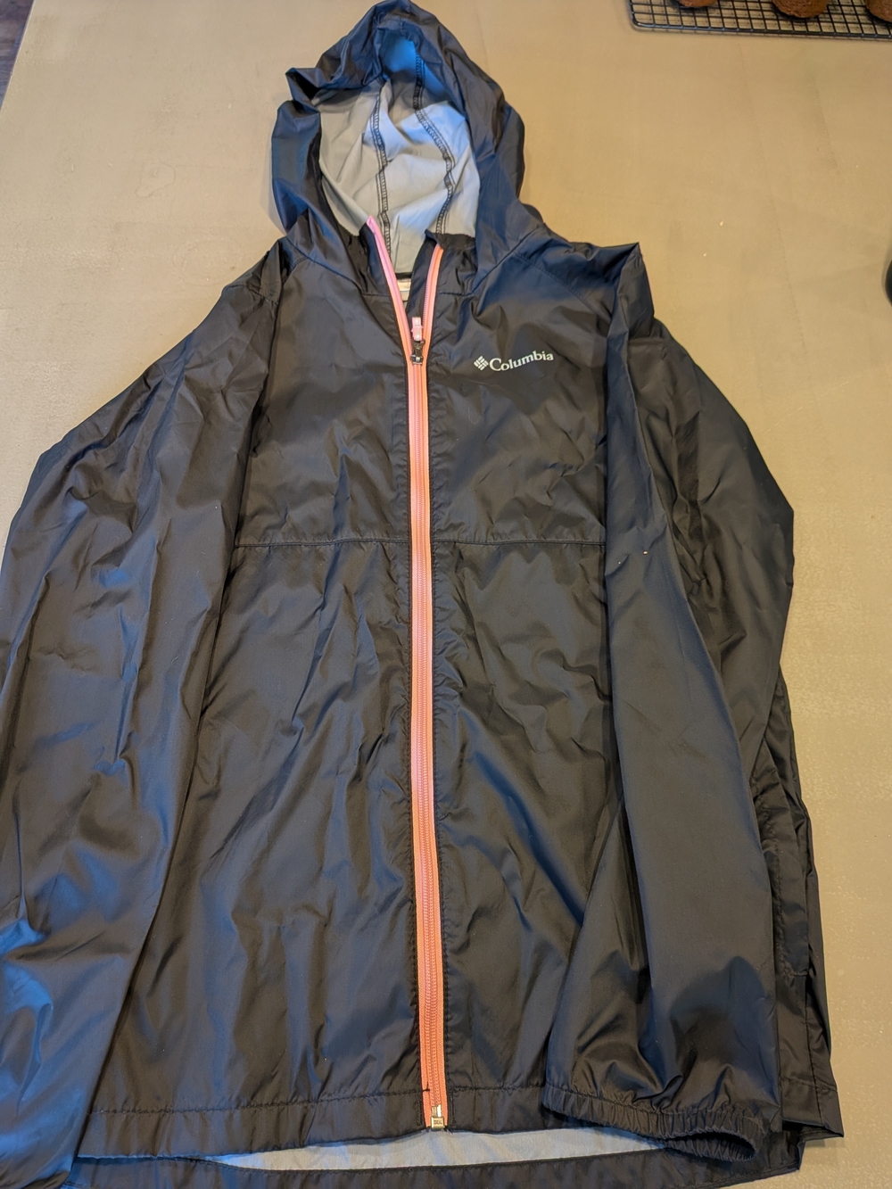 Columbia Lightweight Shell Jacket in Black with Pink Zipper